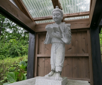 รูปปั้นนักเรียนสมัยโบราณ Ogama onsen